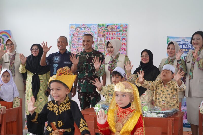 Pangdam Iskandar Muda Mayjen TNI Joko Hadi Susilo bersama Ketua Yayasan Kartika Jaya Cabang XIV Iskandar Muda, Ny. Tri Joko Hadi Susilo, menghadiri peresmian SD Kartika XIV-1 di Banda Aceh, Kamis (15/10/2026). Foto: Dok. Istimewa 