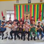 Kapolsek Jangka Buya Ipda Heri Rahma Jerodi, S.E., bersama Iptu Mustafa, Muspika, para keuchik, tokoh masyarakat, dan personel Polsek Jangka Buya berfoto bersama dalam acara lepas sambut Kapolsek Jangka Buya di Aula Kantor Camat Jangka Buya, Pidie Jaya, Kamis (8/10/2026). Foto: Dok. Istimewa