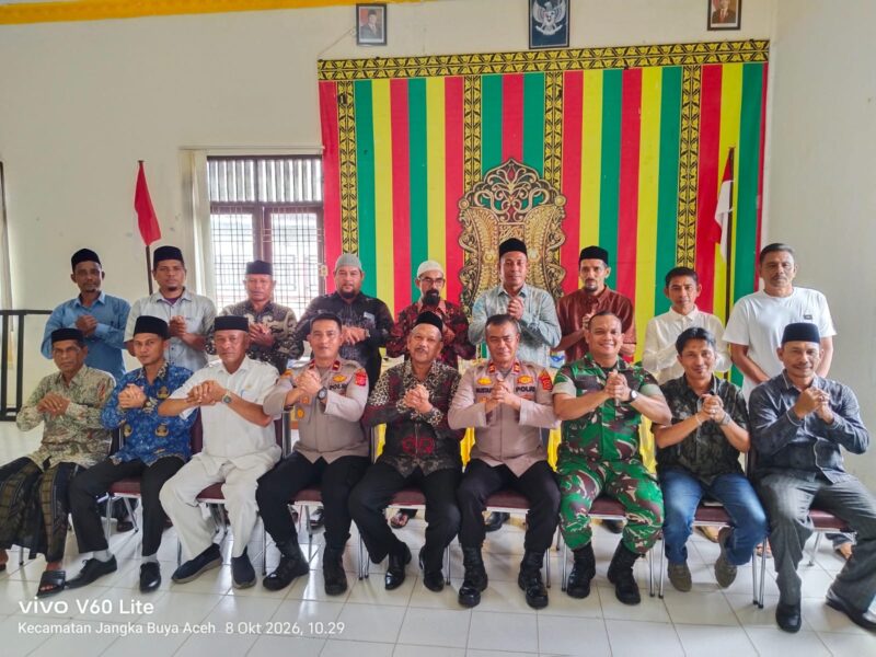 Kapolsek Jangka Buya Ipda Heri Rahma Jerodi, S.E., bersama Iptu Mustafa, Muspika, para keuchik, tokoh masyarakat, dan personel Polsek Jangka Buya berfoto bersama dalam acara lepas sambut Kapolsek Jangka Buya di Aula Kantor Camat Jangka Buya, Pidie Jaya, Kamis (8/10/2026). Foto: Dok. Istimewa 