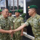 Pangdam Iskandar Muda Brigjen TNI Mahesa Fitriadi menyambut personel Zidam IM dalam kunjungan kerja di Mako Zidam IM, Banda Aceh, Rabu (28/10/2026). Foto: Dok. Istimewa