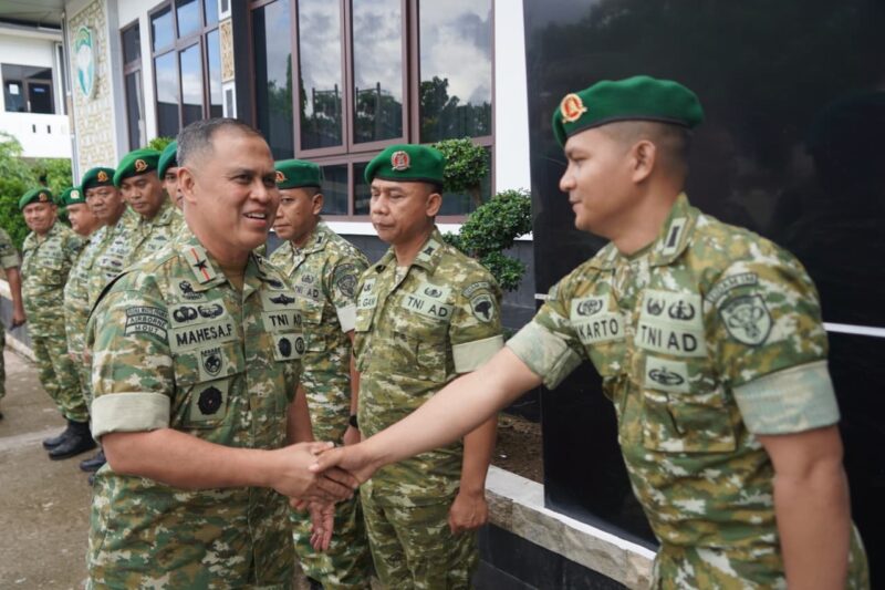 Pangdam Iskandar Muda Brigjen TNI Mahesa Fitriadi menyambut personel Zidam IM dalam kunjungan kerja di Mako Zidam IM, Banda Aceh, Rabu (28/10/2026). Foto: Dok. Istimewa 