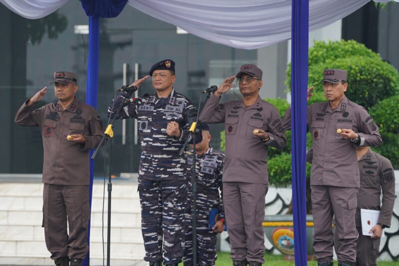 Komandan Kodaeral I Laksamana Muda TNI Deni Septiana bersama para kepala kejaksaan tinggi memimpin apel gabungan sebelum penandatanganan perjanjian kerja sama di Belawan, Jumat (16/10/2026). Foto: Dok. Istimewa 