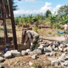Babinsa dan warga bekerja sama mendukung pembangunan Jembatan Gantung Perintis yang diharapkan mempermudah akses menuju kawasan pertanian dan perkebunan di Desa Buah Pala, Aceh Tenggara, Rabu (14/10/2026). Foto: Dok. Istimewa
