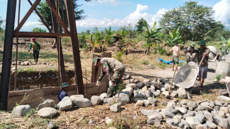Babinsa dan warga bekerja sama mendukung pembangunan Jembatan Gantung Perintis yang diharapkan mempermudah akses menuju kawasan pertanian dan perkebunan di Desa Buah Pala, Aceh Tenggara, Rabu (14/10/2026). Foto: Dok. Istimewa 