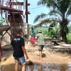 Proses pembangunan Jembatan Gantung Cibubukan–Serasah yang ditargetkan menjadi akses penghubung bagi masyarakat di dua desa di Kecamatan Simpang Kanan, Aceh Singkil, Sabtu (3/10/2026). Foto: Dok. Istimewa