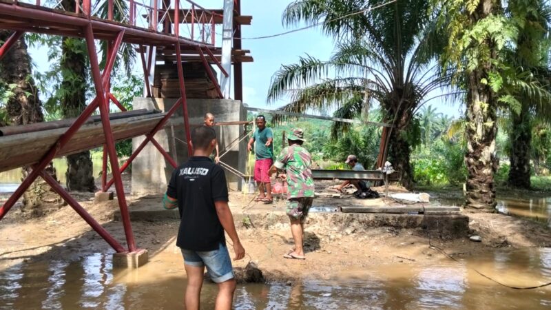 Proses pembangunan Jembatan Gantung Cibubukan–Serasah yang ditargetkan menjadi akses penghubung bagi masyarakat di dua desa di Kecamatan Simpang Kanan, Aceh Singkil, Sabtu (3/10/2026). Foto: Dok. Istimewa 