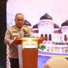 **Irwasda Polda Aceh Kombes Pol. Iskandar ZA menyampaikan paparan dalam kegiatan sosialisasi tindak pidana sektor jasa keuangan bagi jajaran kejaksaan dan kepolisian di Banda Aceh, Rabu (7/10/2026). Foto: Dok. Istimewa