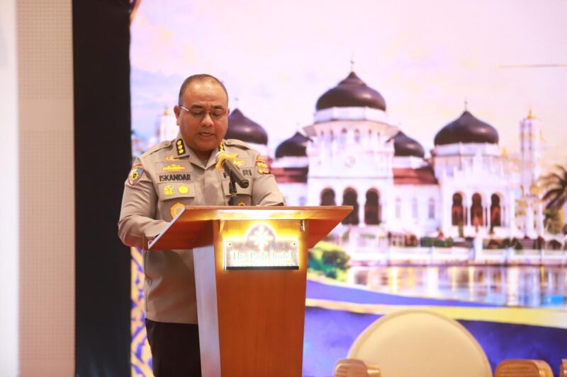 **Irwasda Polda Aceh Kombes Pol. Iskandar ZA menyampaikan paparan dalam kegiatan sosialisasi tindak pidana sektor jasa keuangan bagi jajaran kejaksaan dan kepolisian di Banda Aceh, Rabu (7/10/2026). Foto: Dok. Istimewa 