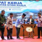 Ketua MWA USK, Dr. Safrizal ZA, memukul gong sebagai tanda dibukanya Rapat Kerja Universitas Syiah Kuala (USK) Tahun 2026 di Ballroom Gayo Petro Hotel, Takengon, Aceh Tengah, Jumat malam (2/10/2026). Foto: Dok. Humas USK