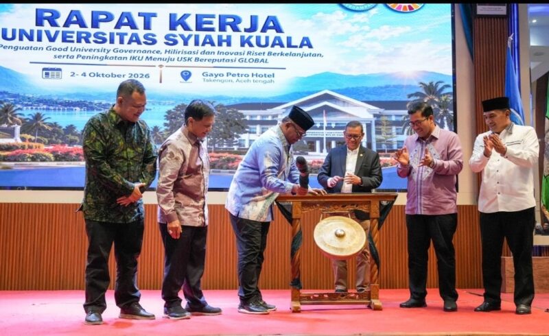 Ketua MWA USK, Dr. Safrizal ZA, memukul gong sebagai tanda dibukanya Rapat Kerja Universitas Syiah Kuala (USK) Tahun 2026 di Ballroom Gayo Petro Hotel, Takengon, Aceh Tengah, Jumat malam (2/10/2026). Foto: Dok. Humas USK