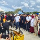 Bupati Bireuen Ir. H. Mukhlis, S.T., bersama Wakil Bupati Ir. H. Razuardi, M.T., mencoba meriam bambu dalam Festival Toet Budee Trieng di Lapangan Paya Kareung, Peusangan, Sabtu (10/10/2026). Foto: Dok. Istimewa