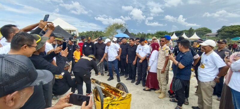 Bupati Bireuen Ir. H. Mukhlis, S.T., bersama Wakil Bupati Ir. H. Razuardi, M.T., mencoba meriam bambu dalam Festival Toet Budee Trieng di Lapangan Paya Kareung, Peusangan, Sabtu (10/10/2026). Foto: Dok. Istimewa 