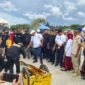 Bupati Bireuen Ir. H. Mukhlis, S.T., bersama Wakil Bupati Ir. H. Razuardi, M.T., mencoba meriam bambu dalam Festival Toet Budee Trieng di Lapangan Paya Kareung, Peusangan, Sabtu (10/10/2026). Foto: Dok. Istimewa 