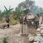 Babinsa dan warga bekerja sama menyiapkan konstruksi kaki tiang pylon sebagai bagian dari pembangunan Jembatan Gantung Perintis di Desa Buah Pala, Kecamatan Lawe Sumur, Jumat (16/10/2026). Foto: Dok. Istimewa