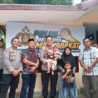 Kapolres Aceh Selatan AKBP T. Ricki Fadlianshah bersama Anggota DPRK Aceh Selatan Syarkawi BA dan warga saat peresmian rumah Mailida yang telah selesai direhab di Gampong Krueng Batu, Kecamatan Kluet Utara, Kamis (8/10/2026). Foto: Dok. Istimewa