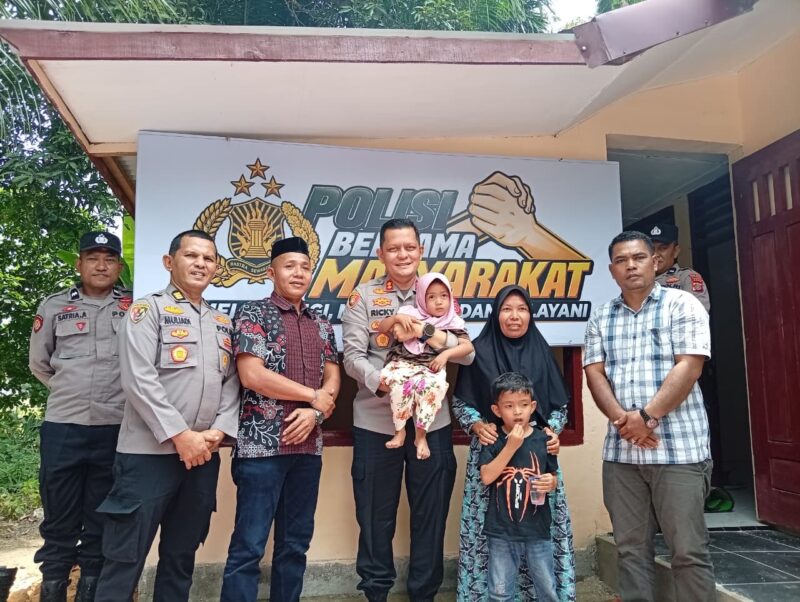 Kapolres Aceh Selatan AKBP T. Ricki Fadlianshah bersama Anggota DPRK Aceh Selatan Syarkawi BA dan warga saat peresmian rumah Mailida yang telah selesai direhab di Gampong Krueng Batu, Kecamatan Kluet Utara, Kamis (8/10/2026). Foto: Dok. Istimewa 