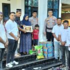 Perwakilan angkatan BSG, ZLS, dan STS Aceh menyerahkan santunan kepada istri almarhum Aipda Jonni Rahmad di rumah duka di Kabupaten Pidie Jaya, Senin (12/10/2026). Foto: Dok. Istimewa 