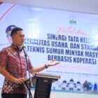M. Nasir menyampaikan materi dalam pelatihan tata kelola, legalitas usaha, dan standardisasi teknis sumur minyak rakyat berbasis koperasi di Banda Aceh, Rabu (28/10/2026). Foto: Dok. Istimewa