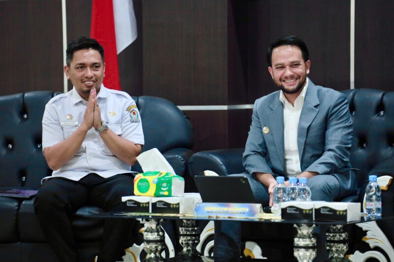Wakil Bupati Aceh Barat Said Fadheil didampingi Kepala Diskominsa Dedi Mulianda mengikuti presentasi Monitoring dan Evaluasi Keterbukaan Informasi Publik 2026 di Kantor Komisi Informasi Aceh, Banda Aceh, Rabu (14/10/2026). Foto: Dok. Istimewa 