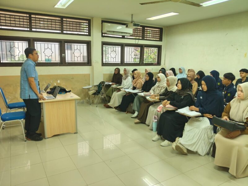 Mahasiswa Program Studi Manajemen Bisnis Syariah UIN Ar-Raniry mengikuti program BI Mengajar yang membahas peran bank sentral, kebijakan ekonomi, serta perkembangan sistem pembayaran digital. Foto: Dok. Istimewa 
