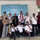 Foto bersama kontingen Muaythai Aceh dan tim pelatih setibanya di Bandara Internasional Sultan Iskandar Muda, Aceh Besar, usai meraih empat medali emas dan dua medali perak pada ajang 1st Muar Muaythai Championship di Johor, Malaysia, 24–25 Oktober 2026. Foto: Dok. Istimewa