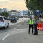 Kapolda Aceh Irjen Pol. Ruddi Setiawan memantau pengaturan arus lalu lintas di salah satu titik strategis di Banda Aceh, Senin (19/10/2026). Foto : Dok. Istimewa 