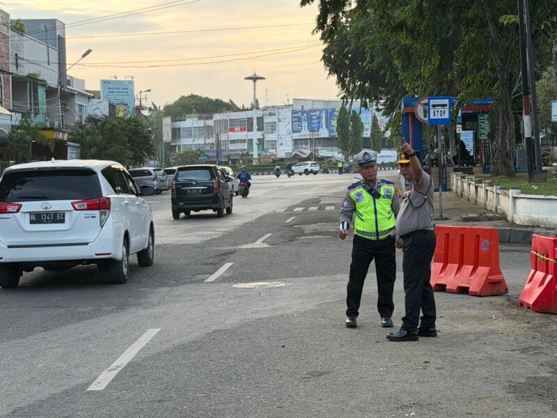 Kapolda Aceh Irjen Pol. Ruddi Setiawan memantau pengaturan arus lalu lintas di salah satu titik strategis di Banda Aceh, Senin (19/10/2026). Foto : Dok. Istimewa 