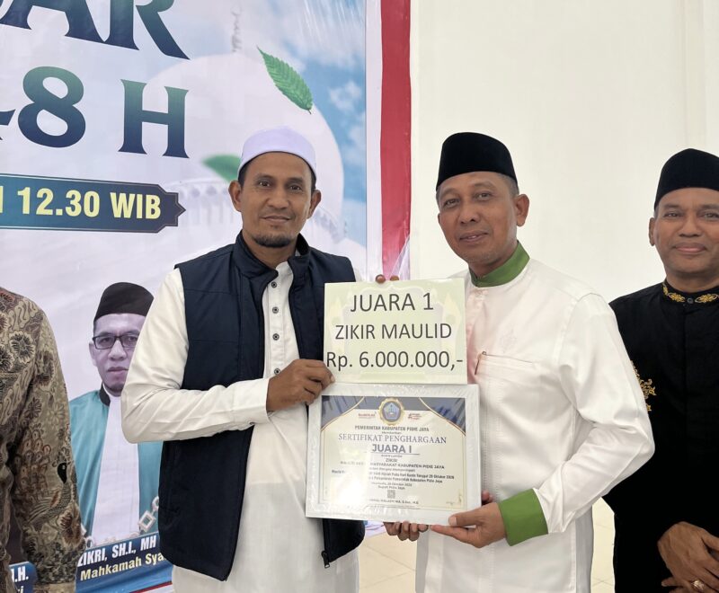 Group Zikir Hadrah Ulumul Qur’an Kecamatan Bandar Dua berhasil meraih juara pertama dalam perlombaan zikir pada peringatan Maulid Raya tingkat Kabupaten Pidie Jaya, Kamis (29/10/2026). Foto: Dok. Istimewa 