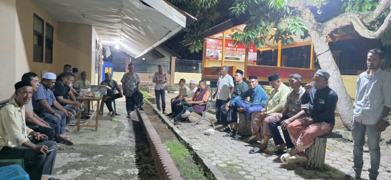 Kapolsek Bandar Dua Iptu Mustafa bersama Ketua Forum Keuchik Ismail dan para Keuchik dari 45 gampong se-Kecamatan Bandar Dua dalam kegiatan silaturahmi di Mapolsek Bandar Dua, Pidie Jaya, Selasa (6/10/2026). Foto: Dok. Istimewa 