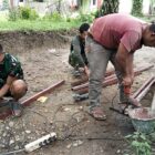 Personel TNI dan pekerja sipil bekerja sama dalam perakitan besi galangan untuk mendukung pembangunan Jembatan Gantung Perintis penghubung Desa Serasah dan Desa Cibubukan, Sabtu (17/10/2026). Foto: Dok. Istimewa