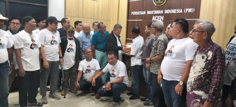 Sayuti Achmad bersama rombongan saat mendaftarkan diri sebagai bakal calon Ketua PWI Aceh dengan membawa berkas dukungan awal dari 15 daerah, Senin (19/10/2026). Foto: Dok. Istimewa 