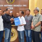 Tarmilin Usman, SE, M.Si., menyerahkan berkas persyaratan sebagai bakal calon Ketua Dewan Kehormatan Provinsi (DKP) PWI Aceh periode 2026–2031 kepada Pokja Verifikasi Imran Joni di Gedung PWI Aceh, Banda Aceh, Senin (19/10/2026). Foto: Dok. Tim Pemenangan
