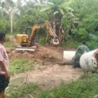 Peltu Alot Pranoto bersama personel Satgas TMMD ke-130 Kodim 0108/Agara memantau pengerjaan penimbunan badan jalan di Kecamatan Lawe Bulan, Aceh Tenggara, Selasa (13/10/2026). Foto: Dok. Istimewa 