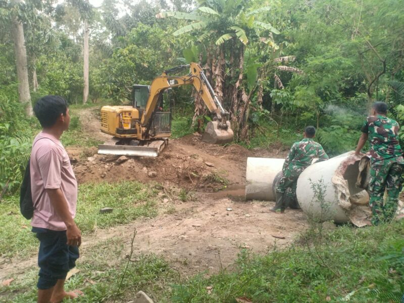 Peltu Alot Pranoto bersama personel Satgas TMMD ke-130 Kodim 0108/Agara memantau pengerjaan penimbunan badan jalan di Kecamatan Lawe Bulan, Aceh Tenggara, Selasa (13/10/2026). Foto: Dok. Istimewa 