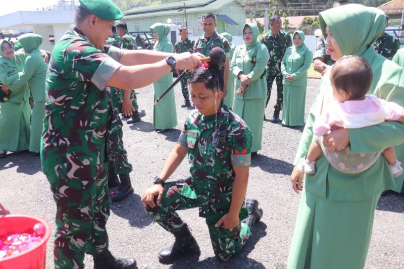 Dandim 0106/Aceh Tengah Letkol Czi Rudy Haryanto memimpin prosesi kenaikan pangkat 58 prajurit Kodim 0106/Aceh Tengah.dok:Ist