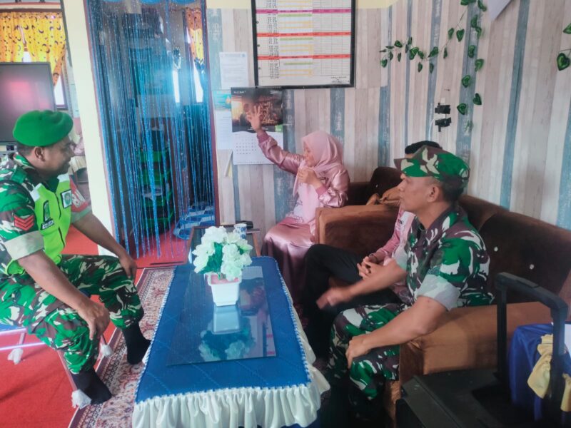 Babinsa Koramil 02/Bebesen Sertu Haerudin melaksanakan Komsos bersama masyaraka, Kamis (1/10/2026).dok:Ist