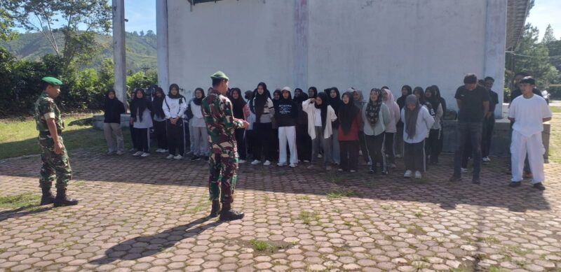 Babinsa Koramil 03/Pegasing, Serka Baharudin dan Sertu Abdul Gofur, saat memberikan pembekalan soft skill kepada peserta pelatihan, Kamis (1/10/2026).dok:Ist