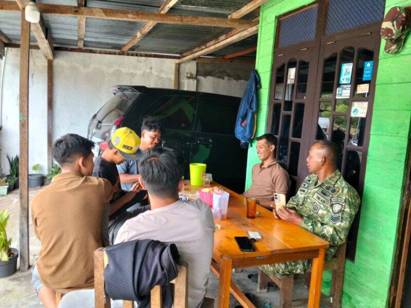 Serka Kusyadi, melaksanakan Komunikasi Sosial (Komsos) bersama warga di Desa Telegesari, Jumat (2/10/2026).dok:Ist