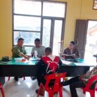 Babinsa Koramil 01/Lut Tawar, Sertu Johari, melaksanakan Komunikasi Sosial (Komsos) bersama warga, Jumat (2/10/2026).dok:Ist