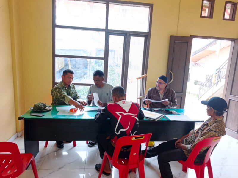 Babinsa Koramil 01/Lut Tawar, Sertu Johari, melaksanakan Komunikasi Sosial (Komsos) bersama warga, Jumat (2/10/2026).dok:Ist