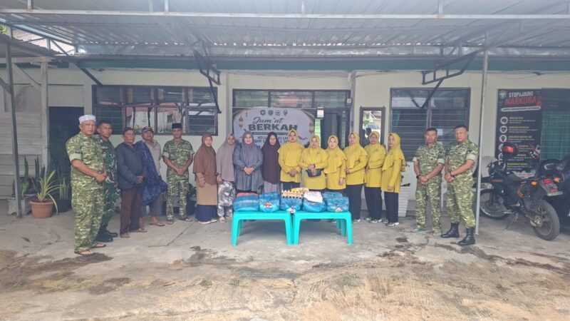 Anggota Koramil 01/Laut Tawar bersama Persit Ranting 2 Laut Tawar saat melaksanakan kegiatan Jumat Berkah dan pembagian paket kepada masyarakat di Kantor Koramil 01/Laut Tawar, Jumat (2/10/2026).dok:Ist