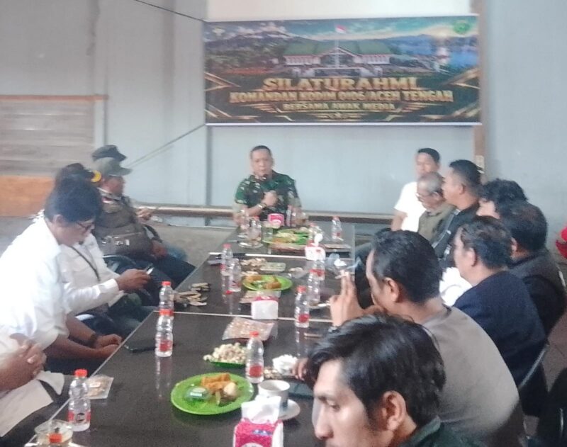 Dandim 0106/Aceh Tengah Letkol Czi Rudy Haryanto bersama insan pers Aceh Tengah dan Bener Meriah saat silaturahmi di Datu Coffee, Sabtu (3/10/2026)..dok: Rahmat/Acehnow