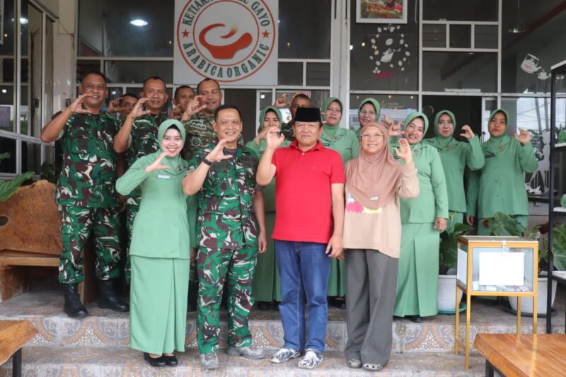 Dandim 0106/Aceh Tengah Letkol Czi. Rudy Hariyanto bersama Mayjen TNI (Purn.) Eddy Supriyanto, S.IP., saat kegiatan silaturahmi dan anjangsana menjelang HUT ke-81 TNI di Ketiara Coffee, Aceh Tengah, Sabtu (3/10/2026).dok:Ist