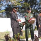 Dandim 0106/Aceh Tengah Letkol Czi Rudy Haryanto bersama jajaran melaksanakan tabur bunga di TMP Reje Bukit, dalam rangka menyambut HUT ke-81 TNI.dok:Ist