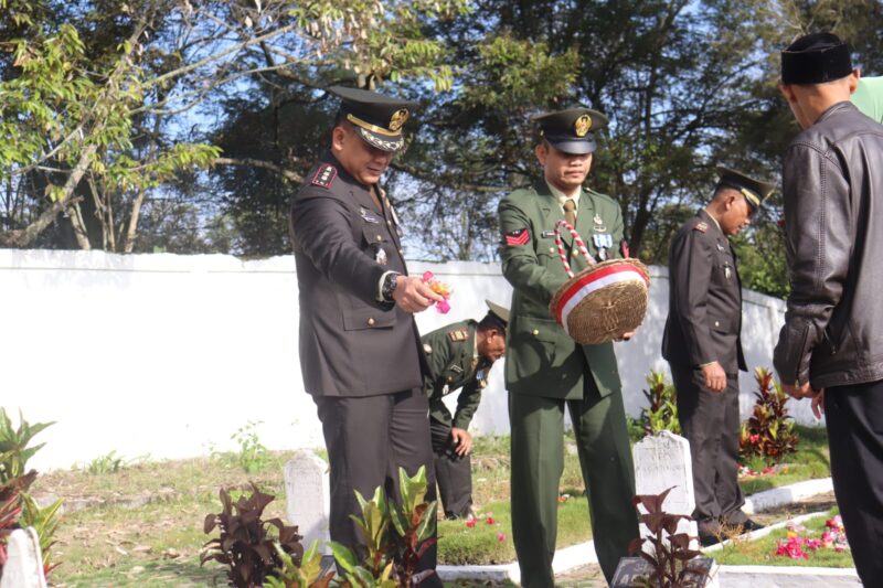Dandim 0106/Aceh Tengah Letkol Czi Rudy Haryanto bersama jajaran melaksanakan tabur bunga di TMP Reje Bukit,  dalam rangka menyambut HUT ke-81 TNI.dok:Ist
