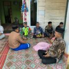 Babinsa Koramil 07/Atu Lintang Sertu Raswan Juandi melaksanakan komunikasi sosial (Komsos) bersama warga, Minggu (4/10/2026).dok:Ist