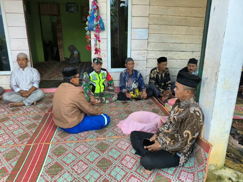 Babinsa Koramil 07/Atu Lintang Sertu Raswan Juandi melaksanakan komunikasi sosial (Komsos) bersama warga, Minggu (4/10/2026).dok:Ist