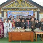 Dandim 0106/Aceh Tengah Letkol Czi Rudi Hariyanto bersama Forkopimda dan tamu undangan saat mengikuti syukuran HUT ke-81 TNI di Aula Outdoor Makodim 0106/Aceh Tengah, Senin (5/10/2026).dok;Ist