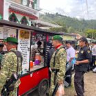 Prajurit TNI bersama masyarakat mengunjungi stan UMKM yang turut memeriahkan peringatan HUT ke-81 TNI di Lapangan Sanggamara, Aceh Tengah, Senin (5/10/2026).dok:Ist