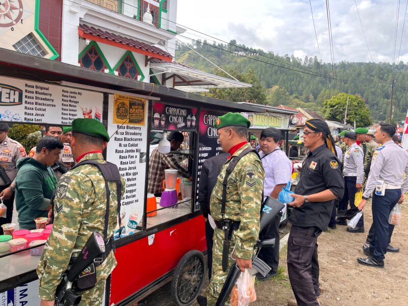 Prajurit TNI bersama masyarakat mengunjungi stan UMKM yang turut memeriahkan peringatan HUT ke-81 TNI di Lapangan Sanggamara, Aceh Tengah, Senin (5/10/2026).dok:Ist